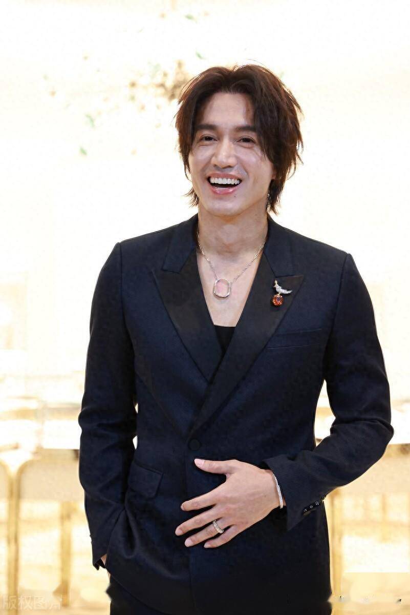 言承旭现身杭州出席蒂芙尼品牌活动,黑色西装搭配珠宝帅气满分