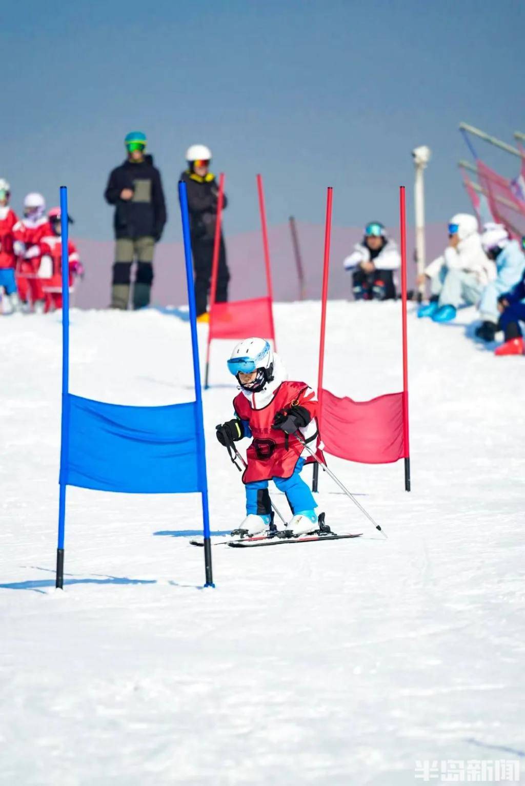 崂山150余名滑雪爱好者同场竞技,年龄最小的5岁