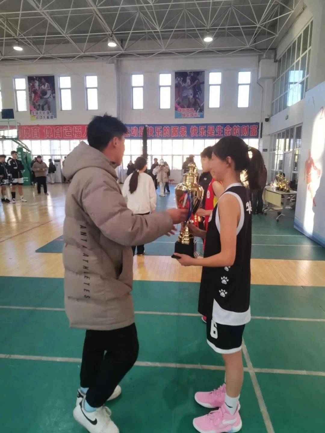 杨镇二中荣获初中男子组团体冠军,牛栏山一中实验学校荣获初中女子组