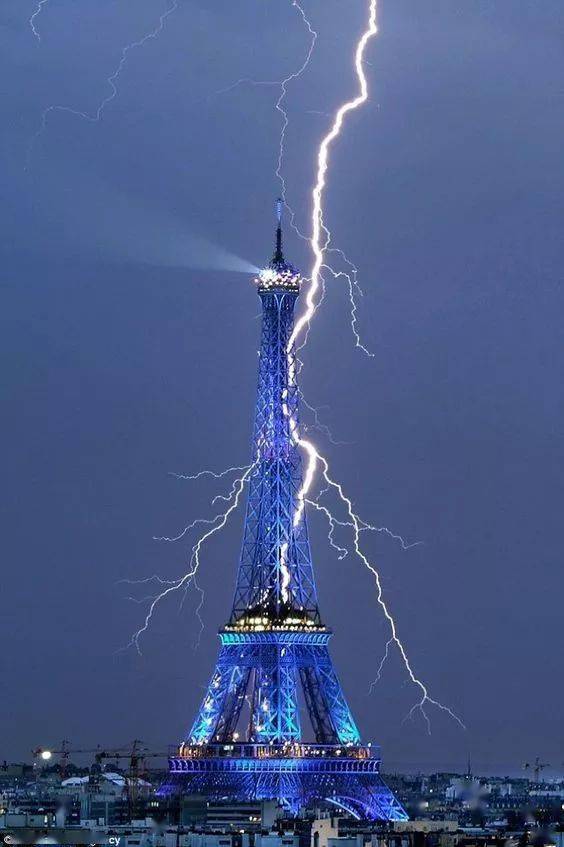 双重灾难迪拜的建筑高耸入云,实在是震撼岩浆流入海水,水火交融,实在