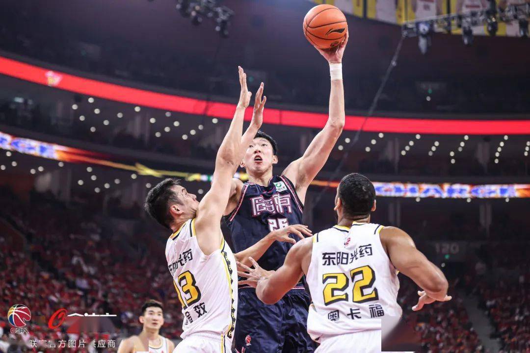 广东华南虎队凭借高强度的防守在主场106:95战胜浙江广厦,为易建联的9