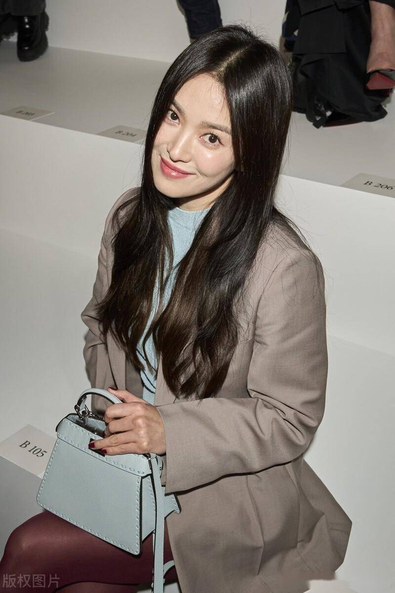宋慧乔现身春夏高定秀场,灰色西装搭配勃艮第红丝袜清冷优雅