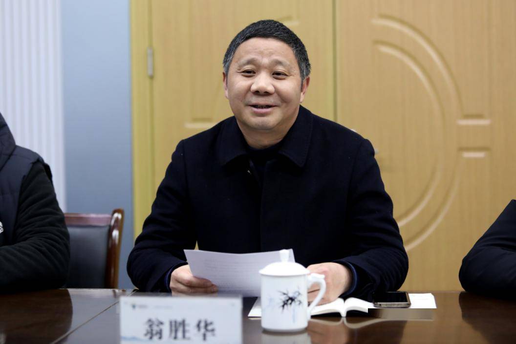 "2001届校友郑圣奇向衢州二中捐资百万元