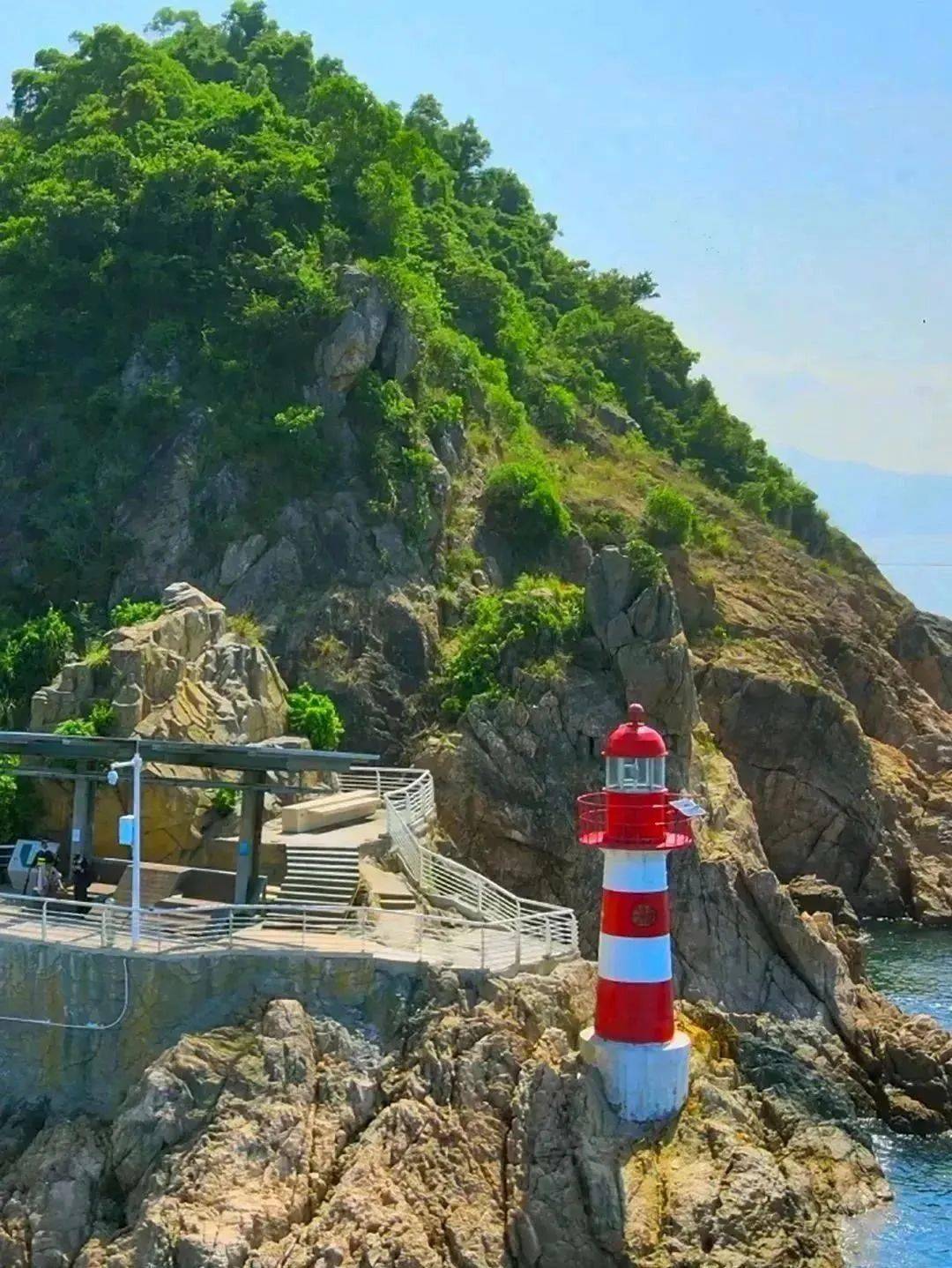 2,如果要去"海鲜街"的市民,地铁8号线坐到盐田墟站b出口,到海鲜街.