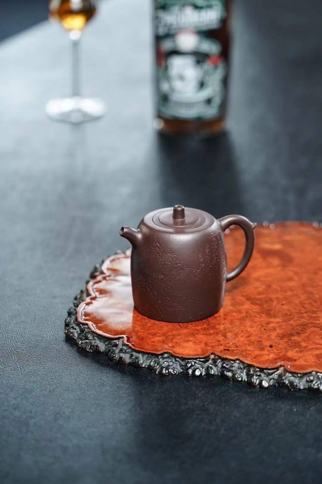 很有底蕴的一把壶经典,沉稳,器型正宗,小巧可爱容量:150cc原矿紫砂