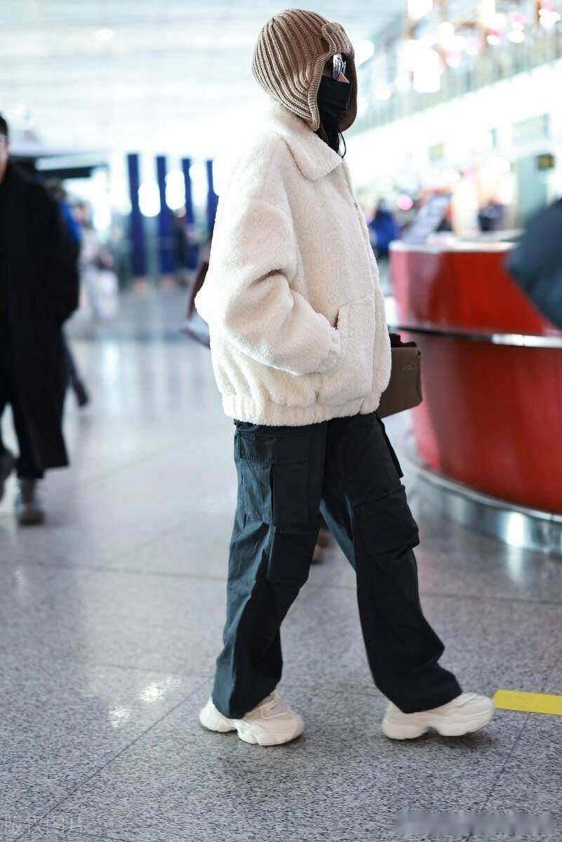 街拍:张天爱白色毛绒外套 黑色阔腿裤 针织雷锋帽个性十足_牛角_北京