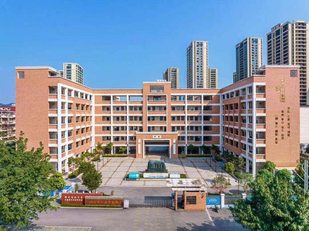 它带来的硬核配套之一,就是北侧紧邻的柳州市第十五中学,第二个硬核