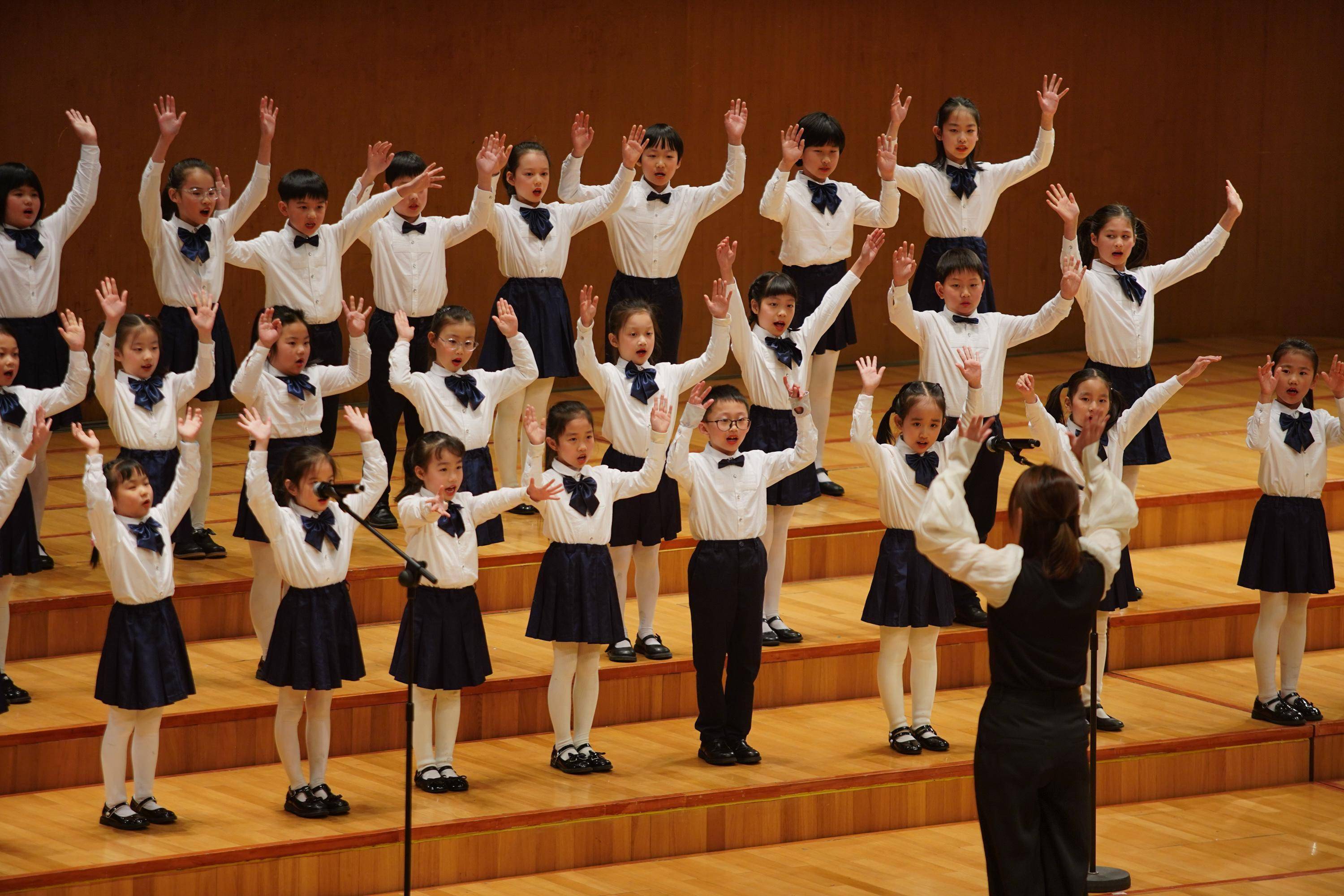 《满城烟花》贺岁龙年,东艺童声合唱团唱响新年音乐会_演出_素养_舞台