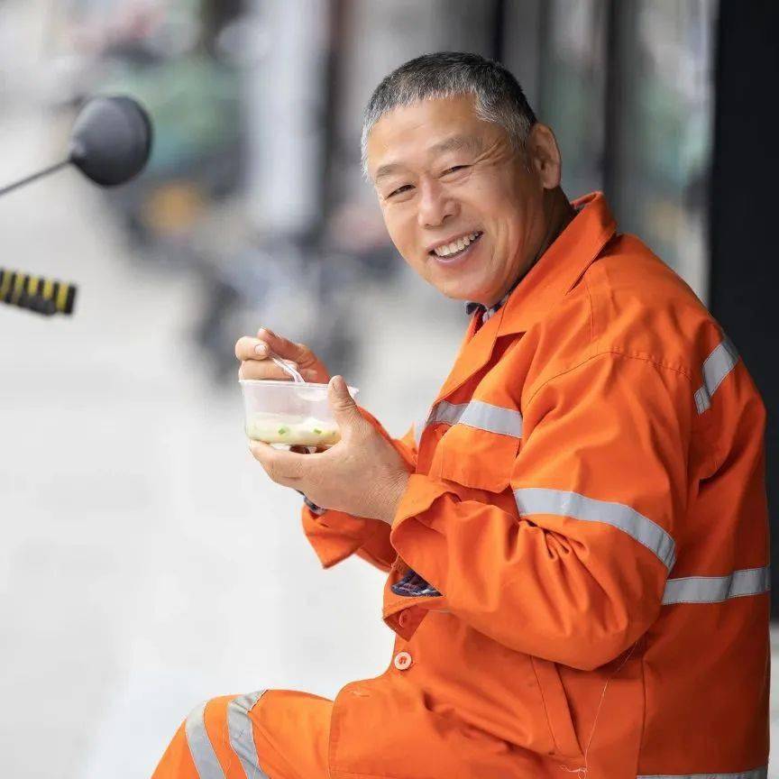 致敬环卫工人你们辛苦了摄影:王敏智通讯员:张奕玫制图:方桐欣编辑