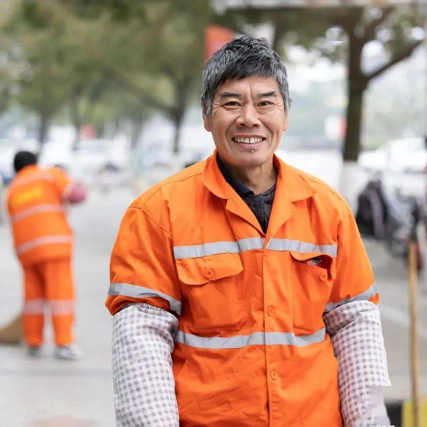 致敬环卫工人你们辛苦了摄影:王敏智通讯员:张奕玫制图:方桐欣编辑