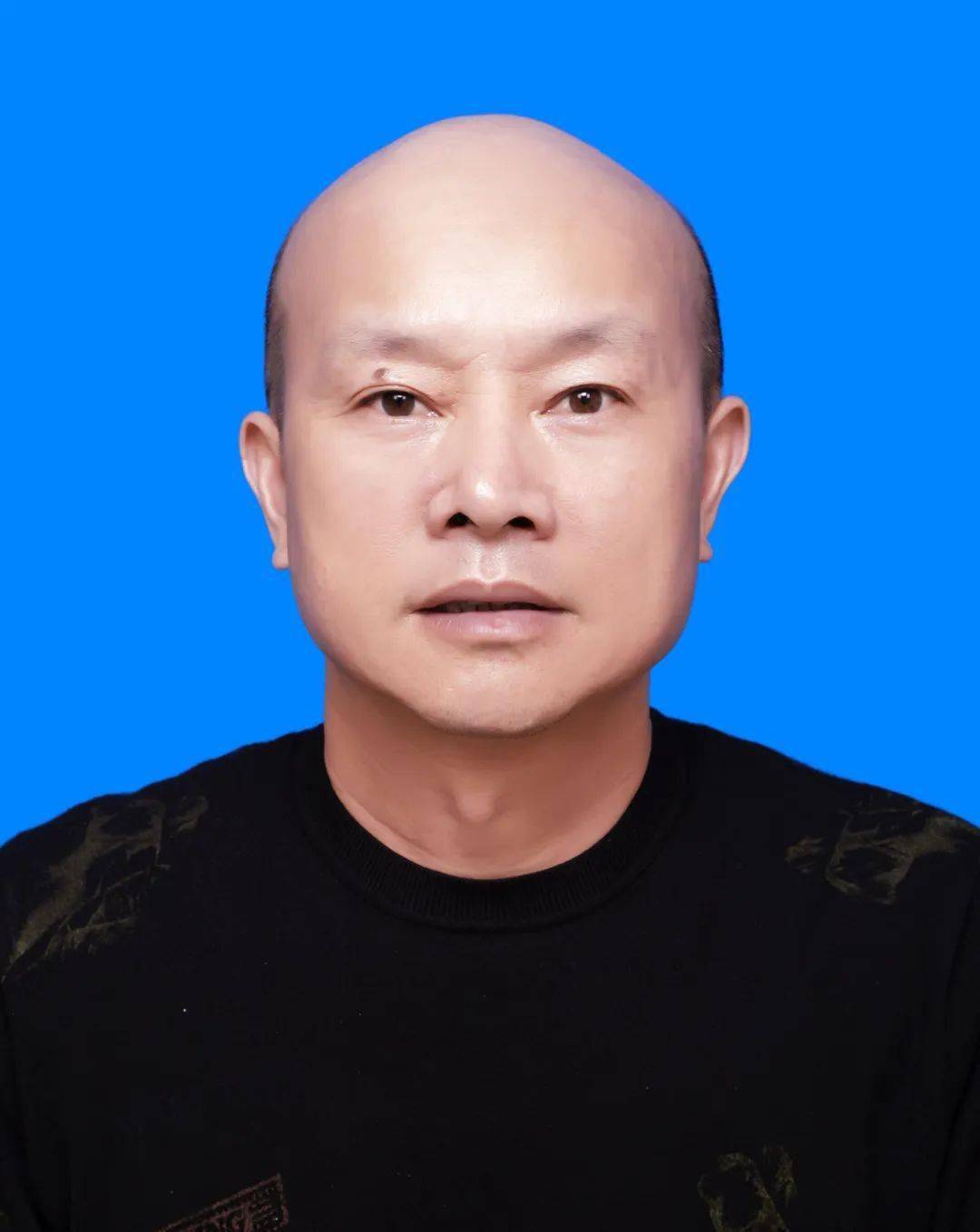 湖南省敬业奉献模范欧爱国28年来,何巧仁5元的理发