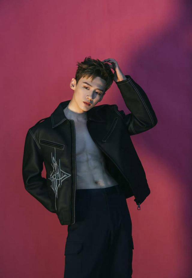 240127 光影之间,白敬亭工作室曝光花絮照,时尚态度引关注_镜头_夹克