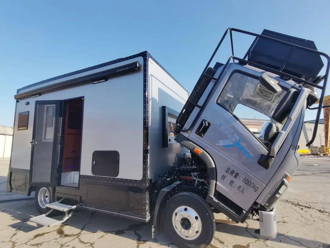 23 南京房车展丨中房房车推出重汽豪沃悬浮驾驶舱方舱版c型房车