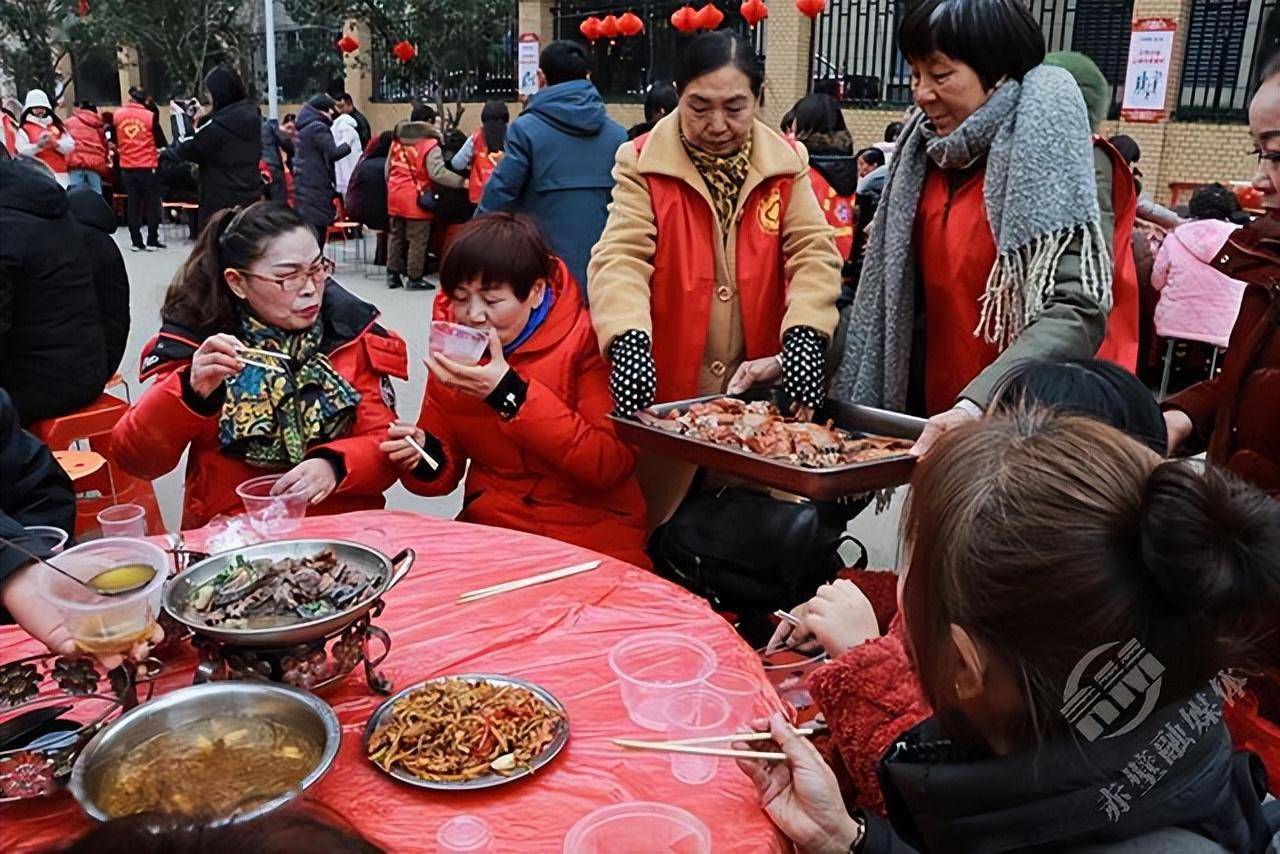 湖北赤壁:社区百家宴 汇聚邻里情