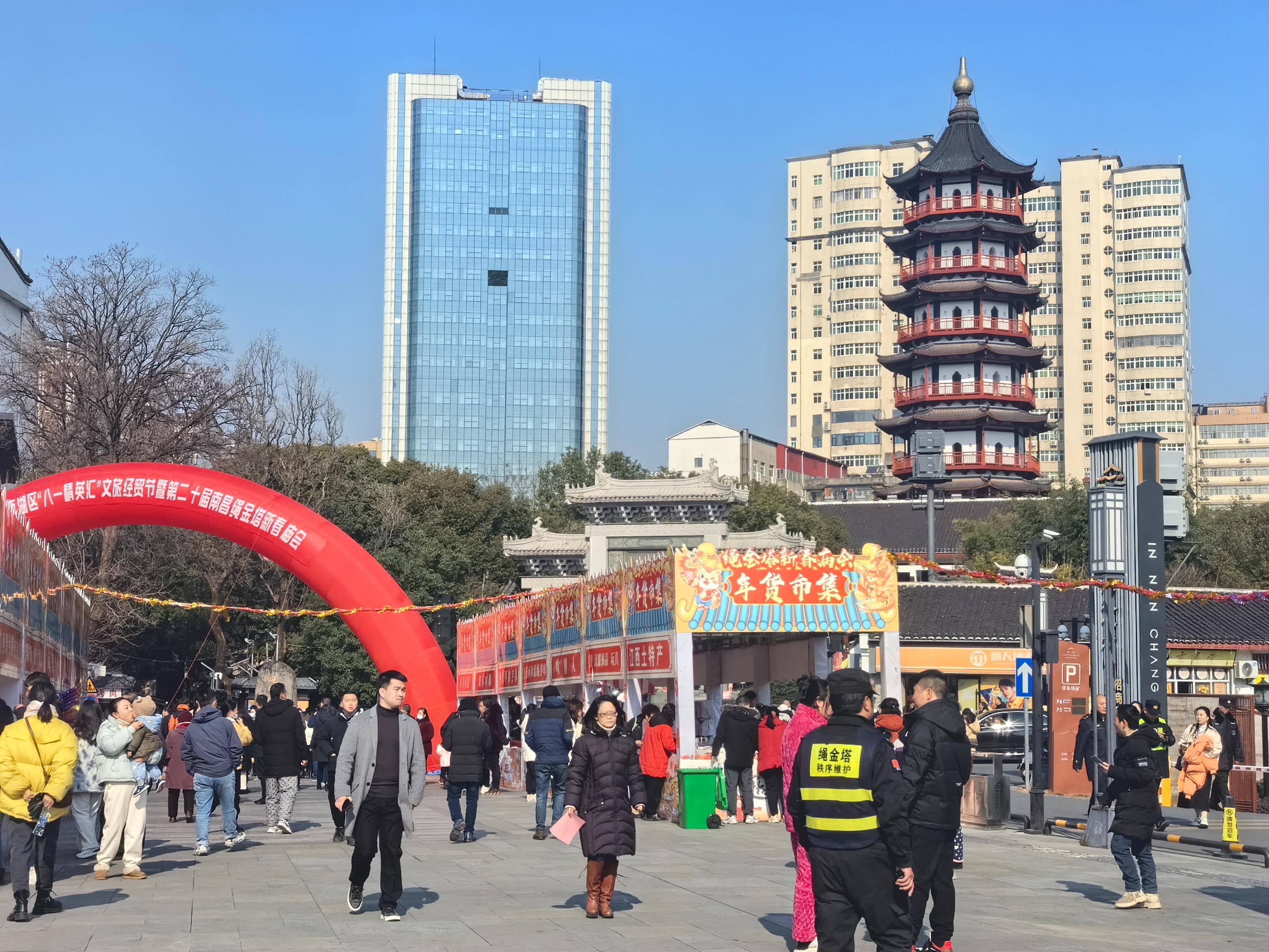 已有不少市民前来参观体验,"绳金塔庙会作为南昌的名片,来这里逛能