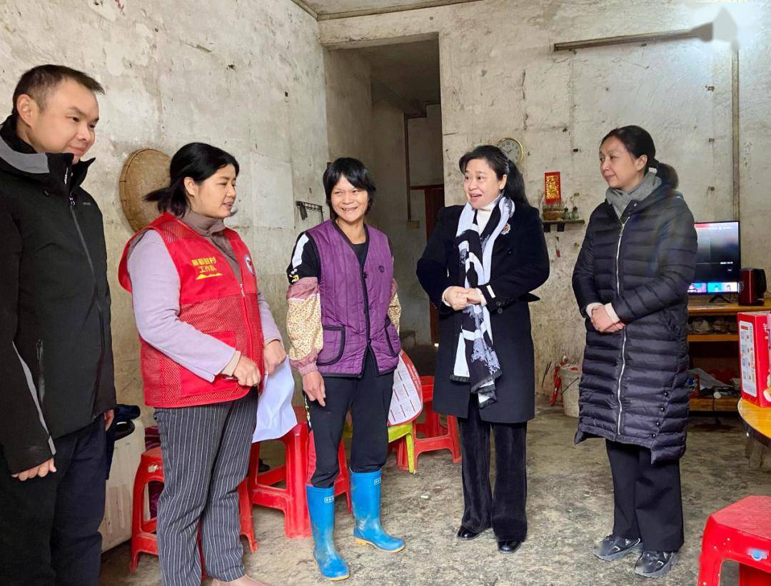 在藤县塘步镇龙安村,调研组一行进村入户开展关爱女性健康保险宣传