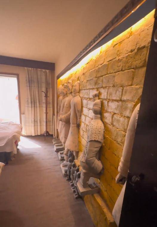 "满墙都是兵马俑",女子入住西安主题酒店直呼氛围感拉满,酒店回应