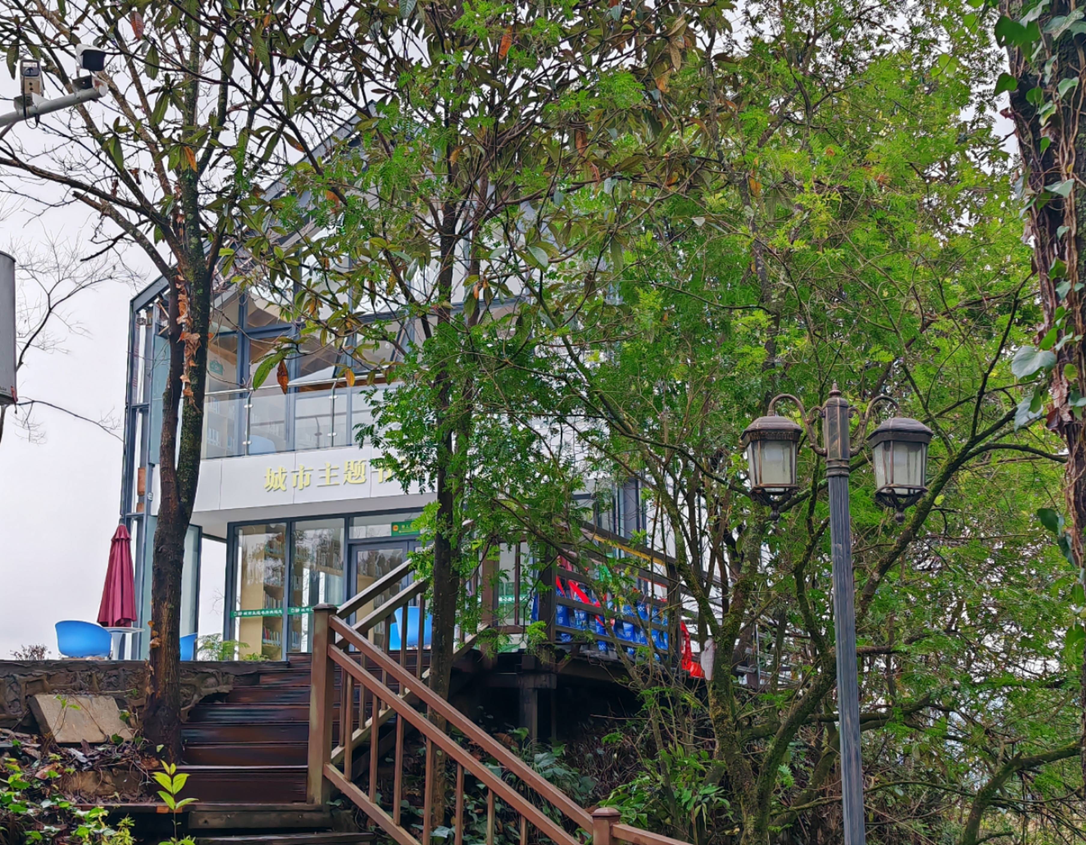 阳光谷旅游度假区城市主题书屋位于马拉松赛道纳古桥旁,书屋占地面积