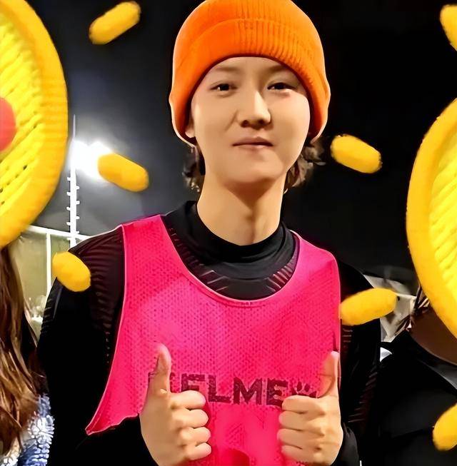 鹿晗素颜踢球被偶遇,近况反差太明显,与女友关晓彤处境对调_恋情_公众