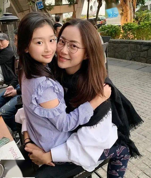 她是超级美女经纪人,和男友分手后得知怀孕,7岁女儿撞脸谢霆锋_霍汶希