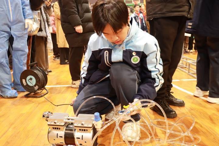 杭州中学生改良"马德堡半球"实验来"称猪"_活动_挑战_大气压