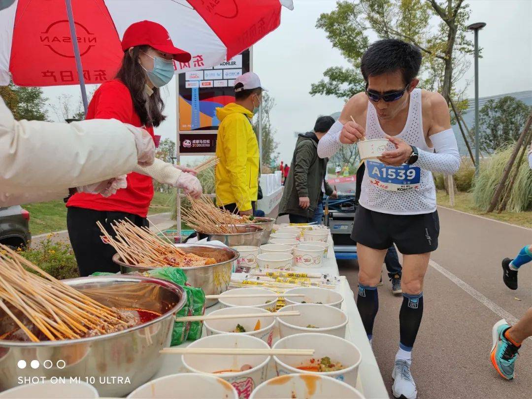 成都马拉松补给站,怎么能少了钵钵鸡,甜水面和熊猫汤圆.