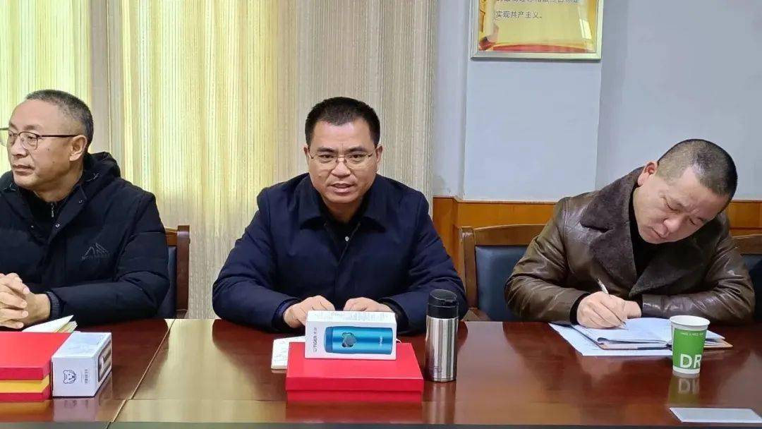 首先,晋城中学党委副书记,校长王均洲祝贺13位教职工在本年度光荣退休