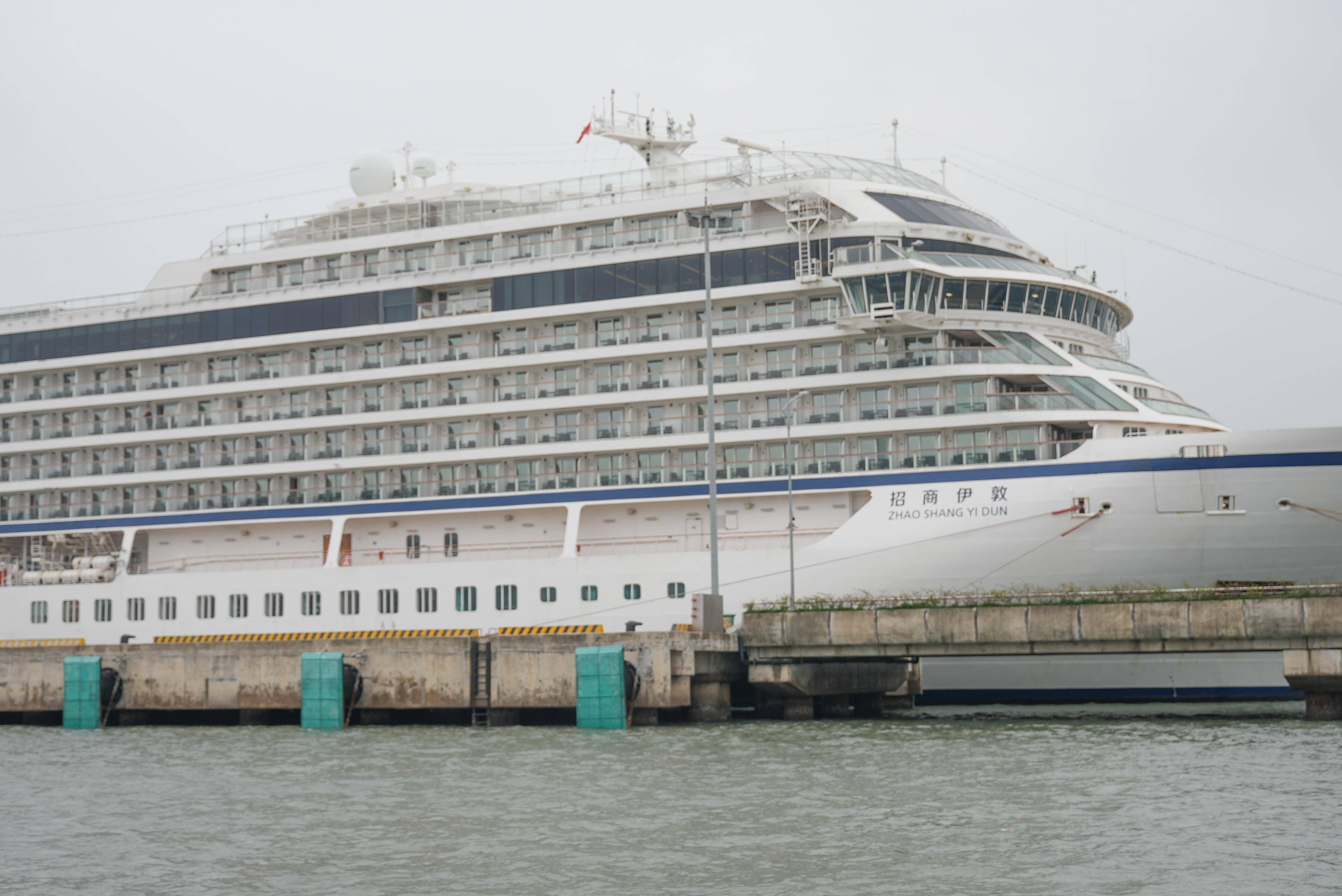 五星红旗,正式被命名为"招商伊敦号",成为首艘入籍中国的高端远洋游轮