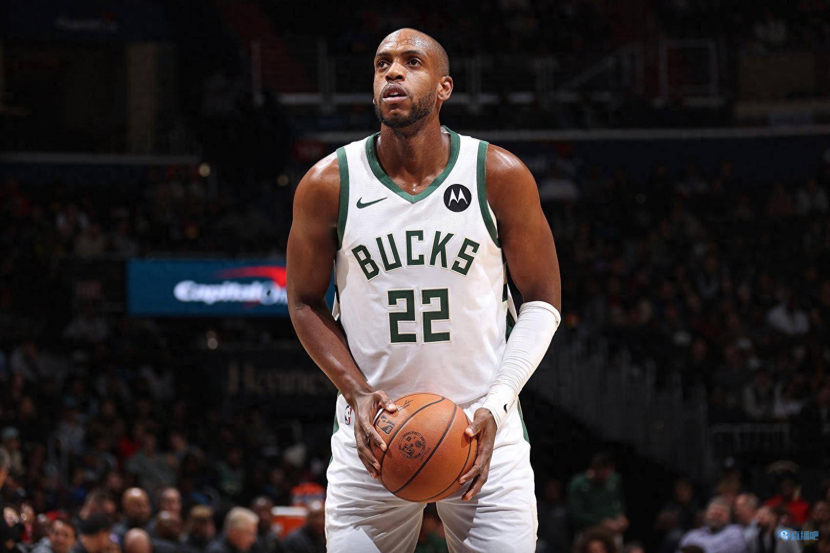 赛后雄鹿球员米德尔顿接受了记者的采访.