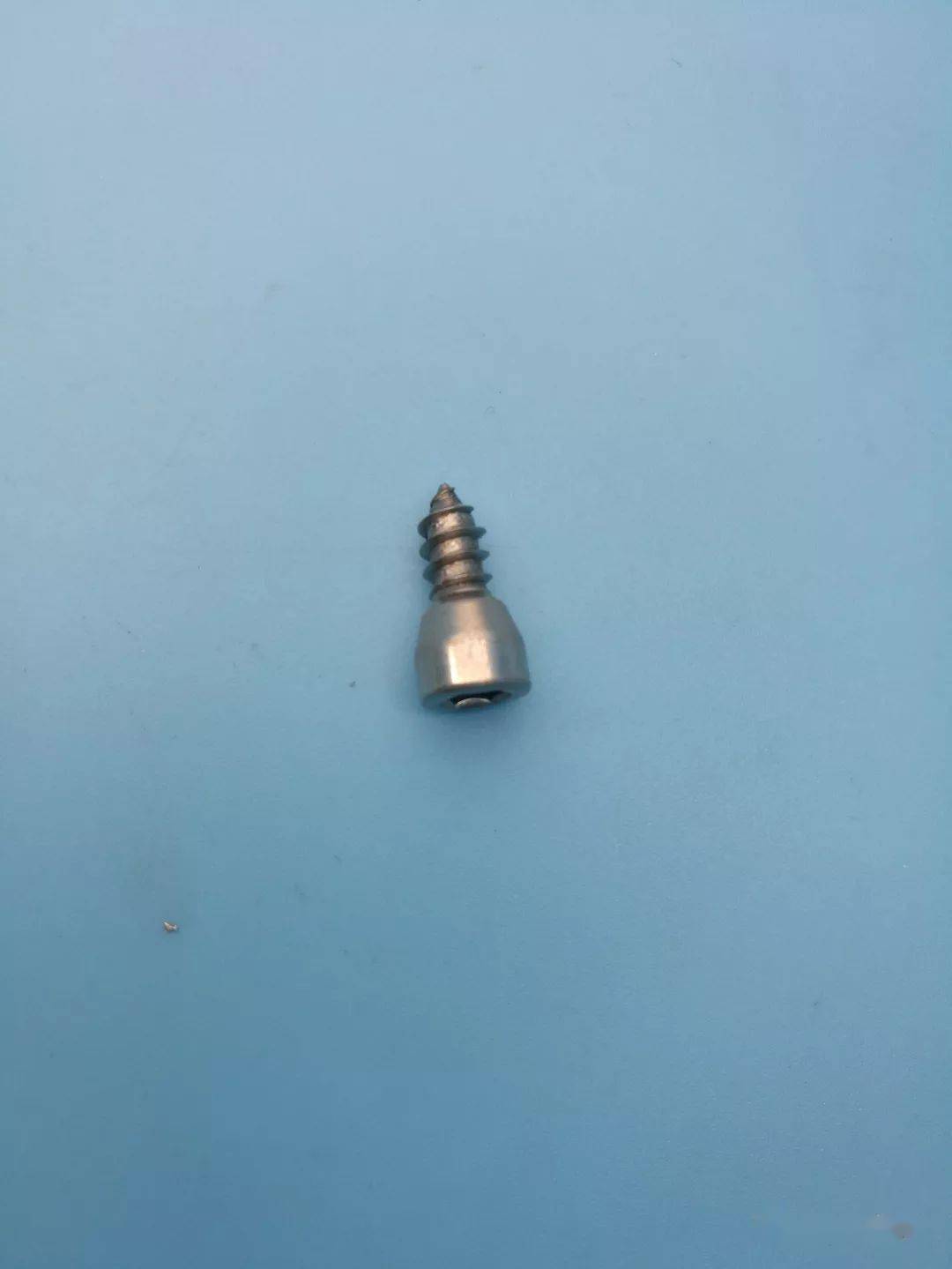 铝合金系统窗用的非标异型螺钉展示