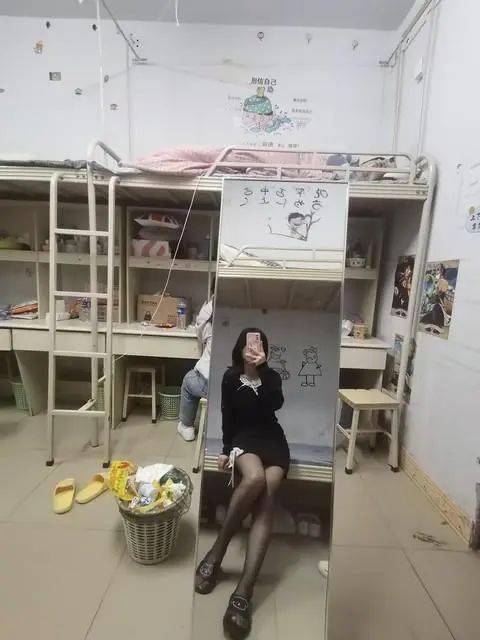 郑某华值班,而另一个同寝室舍友走读回家了,宿舍就留下了于同学一人