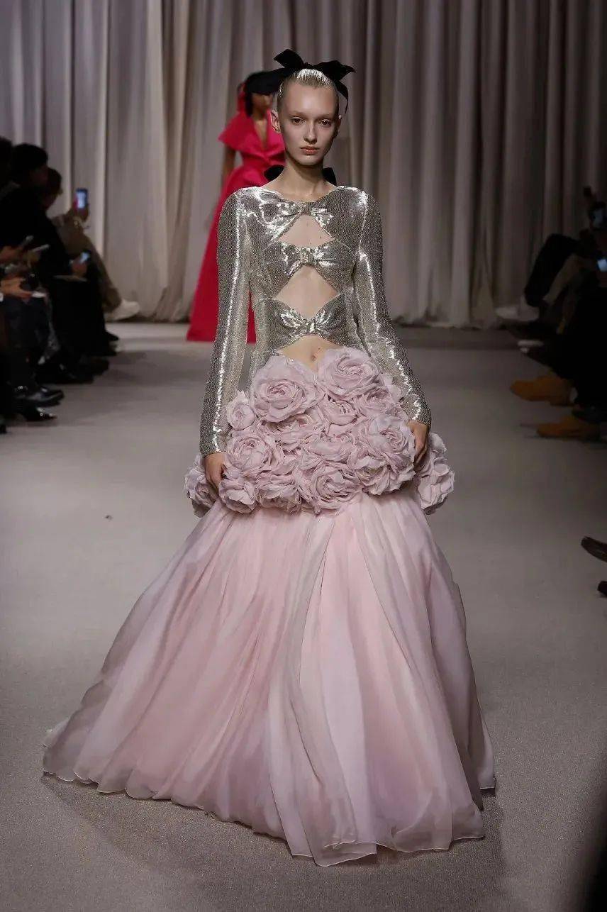 绮丽玫瑰,华美而惊艳 | giambattista valli 2024春夏_系列_高定_设计