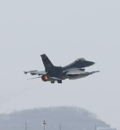 韩媒：驻韩美军F-16战机坠毁在海上，一飞行员获救-阳光明媚
