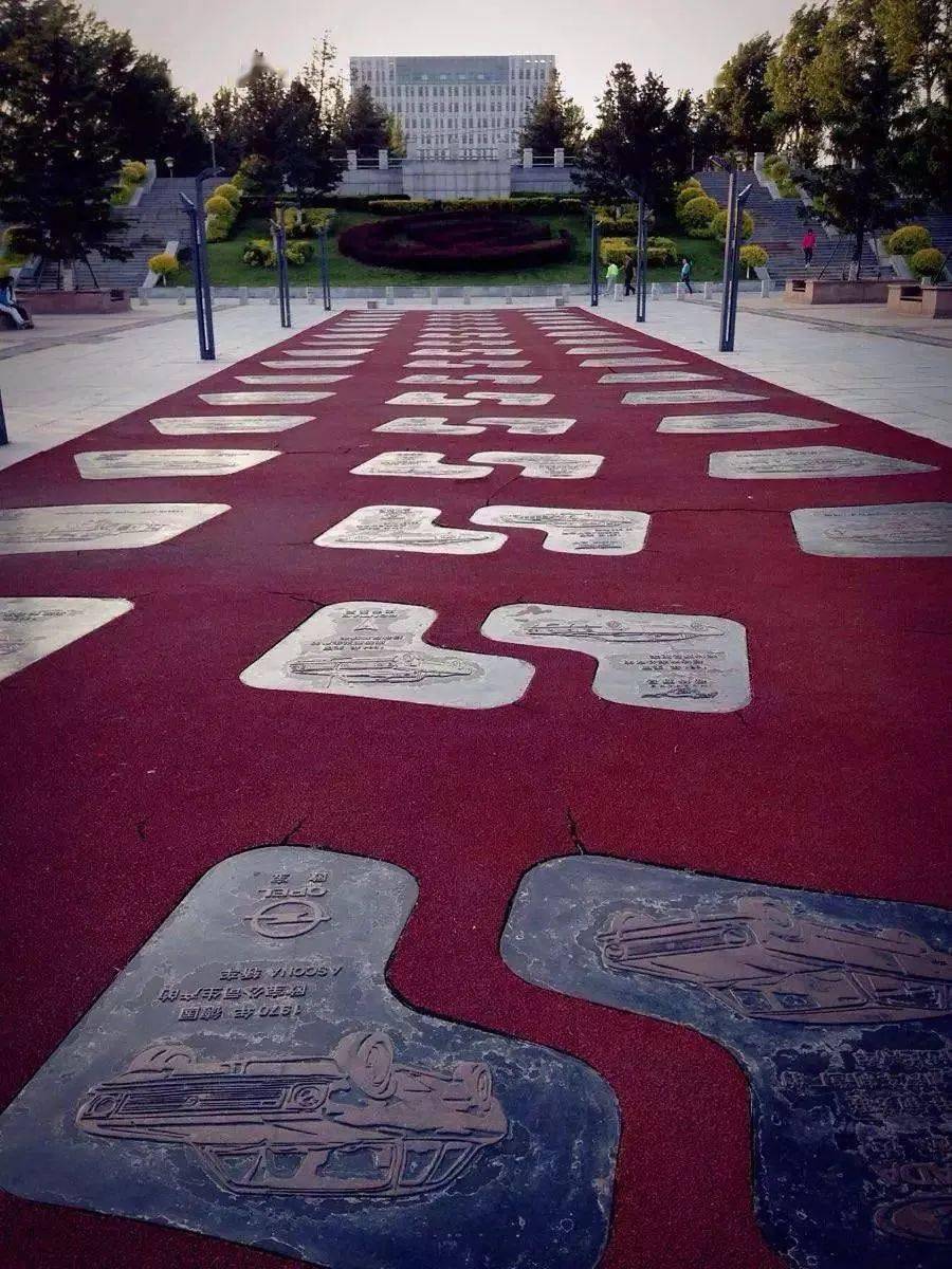 公园由东向西呈长方形沿永春河两侧向南北延伸,是一座集生态园林,河流