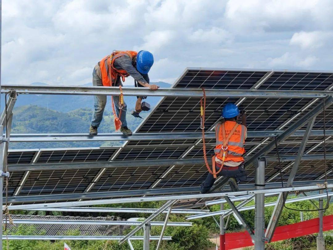 西双版纳集中式光伏发电项目全容量并网投产发电_施工_基础_支架