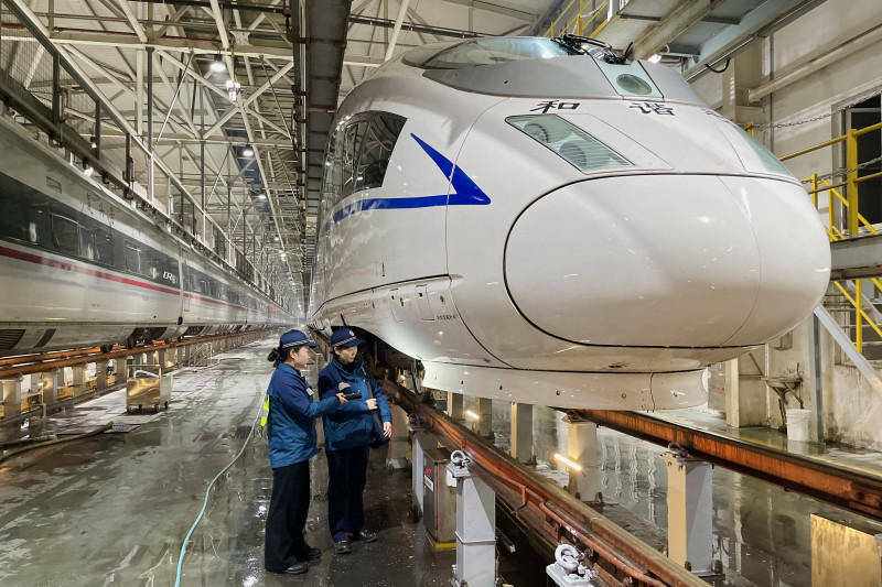 "00后"的第一次春运:为高铁"千里眼"和"顺风耳"把脉 | 新春走基层