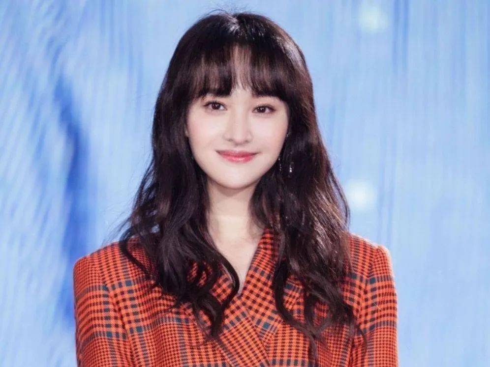 郑爽最新近照曝光,穿名牌染黄发似精神小妹:欠债千万,怎么还能如此潇