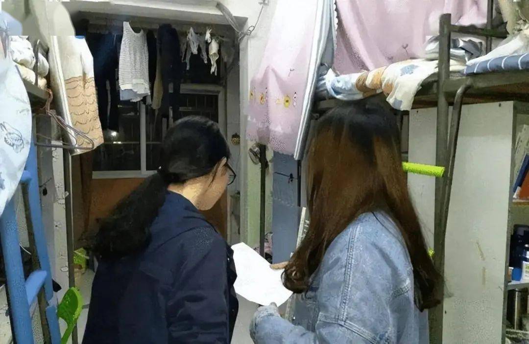 幸亏宿管阿姨听到宿舍有动静,走来查看情况,郑某华才落荒而逃.