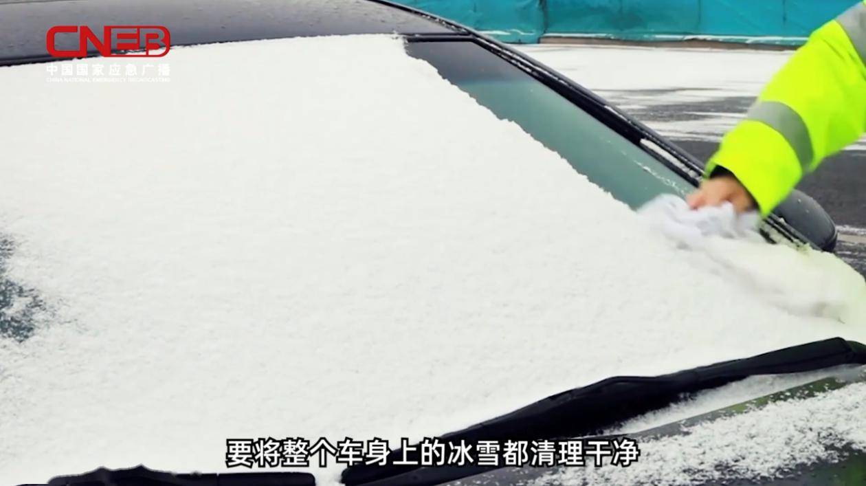 我們都是趕路人不管是為了生活奔波還是為了奔赴相見頂風冒雪上路時