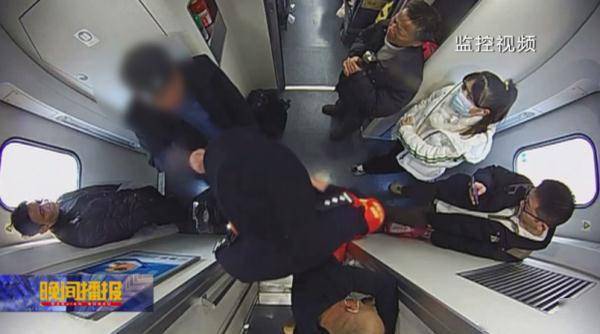 谢某,60岁,被羁押至合肥拘留所_座位_列车_车厢