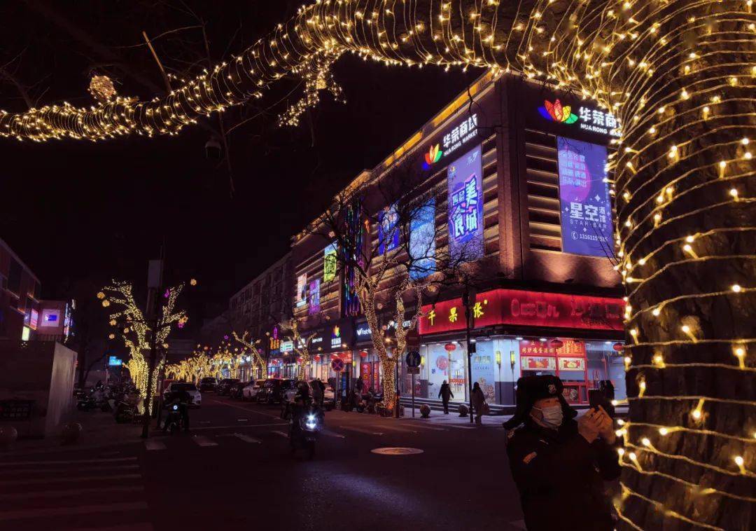 背景映衬新春主题语地面造型为舞台设置龙年互动打卡景观在步行街入口