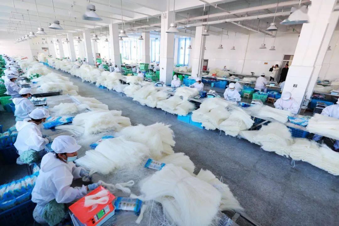 1月29日,甘肃银河食品集团有限责任公司的包装车间里,分离,称重,装袋