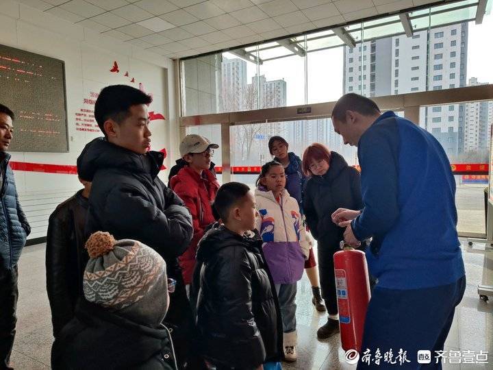 学知识、包水饺，齐鲁志愿者与消防员一起过小年