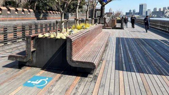 早在2022年,杨浦对外发布《杨浦滨江公共空间无障碍环境建设导则》.
