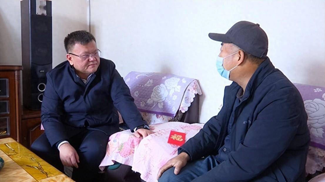 新春佳节来临之际,2月1日,靖远县委书记许伟民深入东湾镇走访