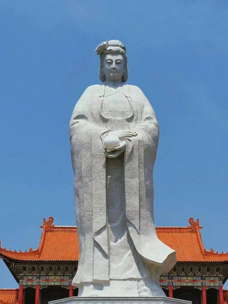 保天下众生平安屹立在山顶上,眺望大海珍珠玉女婷婷玉立无处不显示能