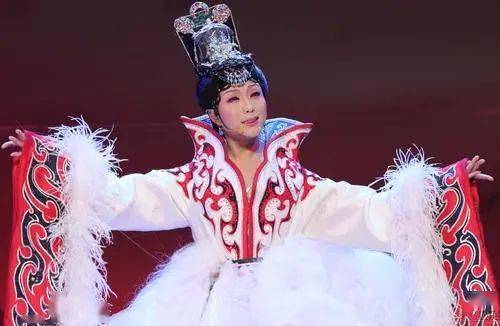 41岁李玉刚18字回应为何不结婚?