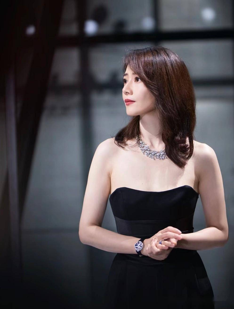 果然,这才是最适合中年女人的发型:锁骨发!