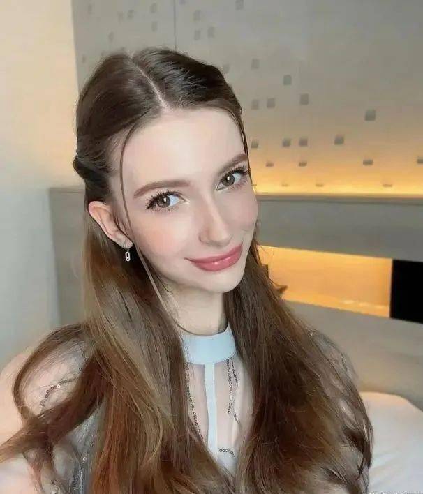 卡罗琳娜_母亲_演艺