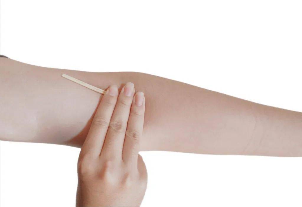 抽血完毕后,立即将手臂伸直抬高于心脏,将无菌棉签或者棉球按压在皮肤